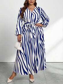 SHEIN Privé 大码休闲简约衬衫领纽扣条纹和随机印花系腰连衣裙，浅蓝色和白色 - 藍白色 - 查看 6