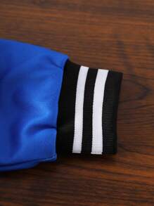 SHEIN 男童时尚酷炫摩托车元素印花立领罗纹袖口和下摆夹克。这款夹克融入摩托车元素，展现时尚外观。摩托车风格的印花图案为夹克增添了独特的个性化元素。罗纹领口、袖口和下摆呈现经典摩托车夹克风格，为整体造型增添时尚气息，适合秋冬穿着。这款夹克将成为男童衣橱中备受欢迎的时尚单品，为他们的服装增添个性化元素。