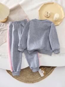 SHEIN 2 件套年轻女孩休闲可爱毛绒刺绣心形装饰蝴蝶结圆领长袖羊毛运动衫和拼色裤子套装，温暖舒适的面料，适合日常和运动穿着，秋冬新款女孩运动套装女孩运动衫套装幼儿运动套装 - 灰色 - 查看 4