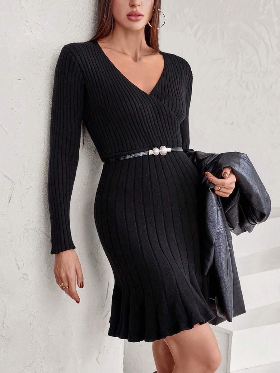 Aveloria EMERY ROSE V-Ausschnitt geripptes figurbetont anliegendes Körperbetontes Mittekleid mit Fischschwanz-Saum - Schwarz - Übersicht 1