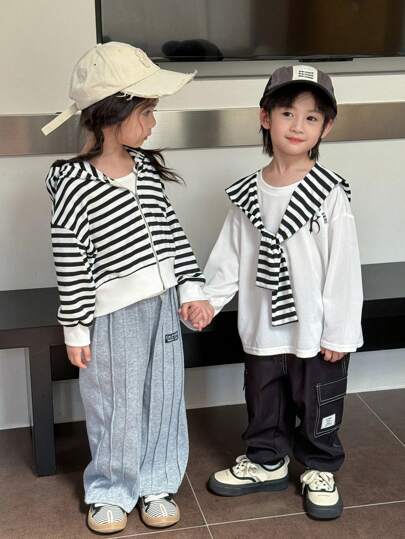 SHEIN 一件男童休闲校园风舒适百搭T恤，字母印花，搭配条纹针织披肩，适合上学、返校、校服穿着，也适合日常穿着、户外活动、运动，春、夏、秋、冬四季皆宜。