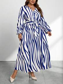 SHEIN Privé 大码休闲简约衬衫领纽扣条纹和随机印花系腰连衣裙，浅蓝色和白色 - 藍白色 - 查看 1