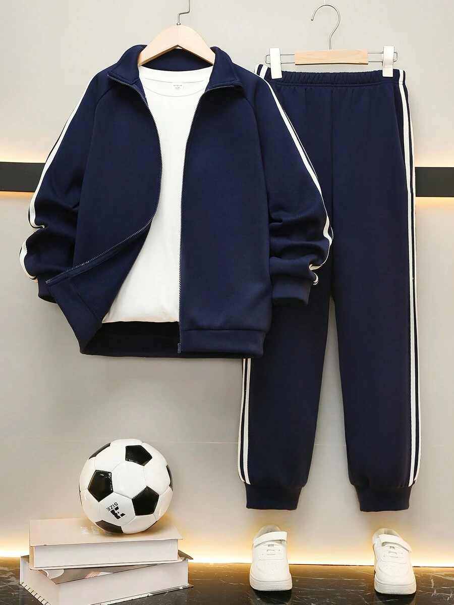 SHEIN Leap Crew 3 件套 Tween 男孩休闲套装：1 件缎带饰边立领长袖夹克、1 条松紧腰裤、1 件 T 恤，适合秋冬季休闲、户外、学校 - 寶藍色 - 查看 1