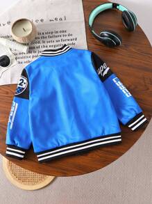 SHEIN 男童时尚酷炫摩托车元素印花立领罗纹袖口和下摆夹克。这款夹克融入摩托车元素，展现时尚外观。摩托车风格的印花图案为夹克增添了独特的个性化元素。罗纹领口、袖口和下摆呈现经典摩托车夹克风格，为整体造型增添时尚气息，适合秋冬穿着。这款夹克将成为男童衣橱中备受欢迎的时尚单品，为他们的服装增添个性化元素。