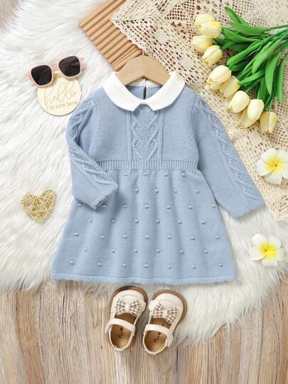 SHEIN Vestido de suéter elegante para bebé niña, con diseño de cuello Peter Pan. Dulce y encantador, de manga larga para mantener el calor y comodidad. Intrincado tejido jacquard con motivo de corazón en el frente, que muestra la artesanía. El dobladillo con lunares añade un toque juguetón, convirtiendo a tu pequeña en el punto culminante de la moda invernal