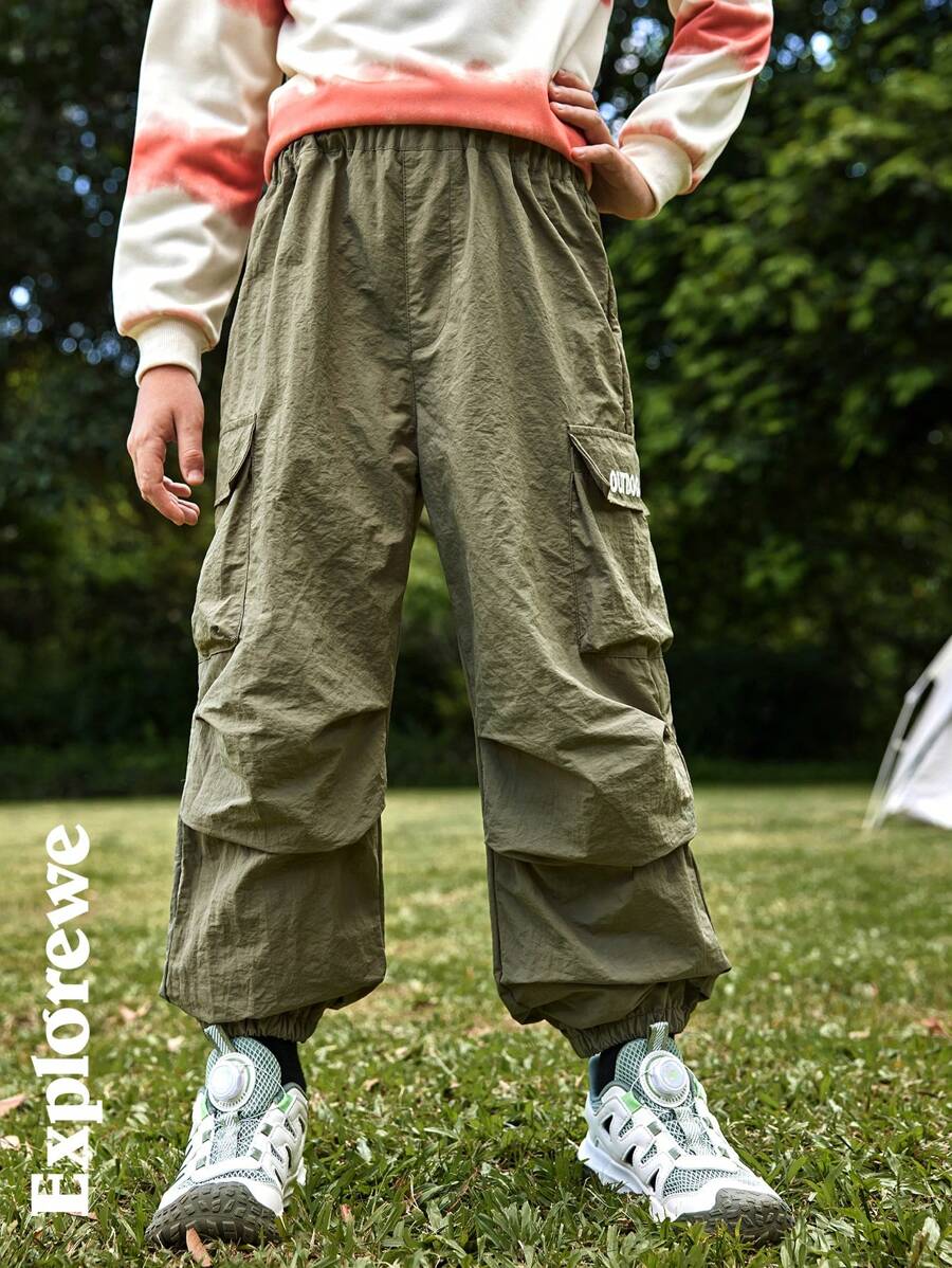 SHEIN Jungen Cargo Hosen im Lässig leook mit Strukturfalten, Hose mit Buchstaben Muster, leicht für den Herbst - Armeegrün - Übersicht 1