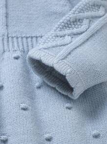 SHEIN 女婴优雅婴儿毛衣裙，彼得潘领设计，甜美迷人，长袖保暖舒适。正面采用精致的心形提花针织，展现工艺。俏皮的波尔卡圆点下摆增添俏皮感，让您的小宝贝成为冬季时尚亮点