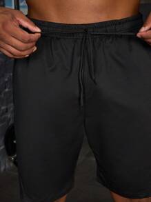 Manfinity Running Quần short thể thao nam cỡ lớn in chữ, cạp chun, dáng rộng, có dây rút, màu đen. - màu đen - Xem 7