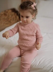 SHEIN Bộ 2 món áo len đan và quần dài thời trang xuân thu đông cho bé gái, hàng mới về. Bộ trang phục màu hồng này có thiết kế độc đáo với họa tiết trái tim tạo thêm nét ngọt ngào. - Màu Hồng baby - Xem 3