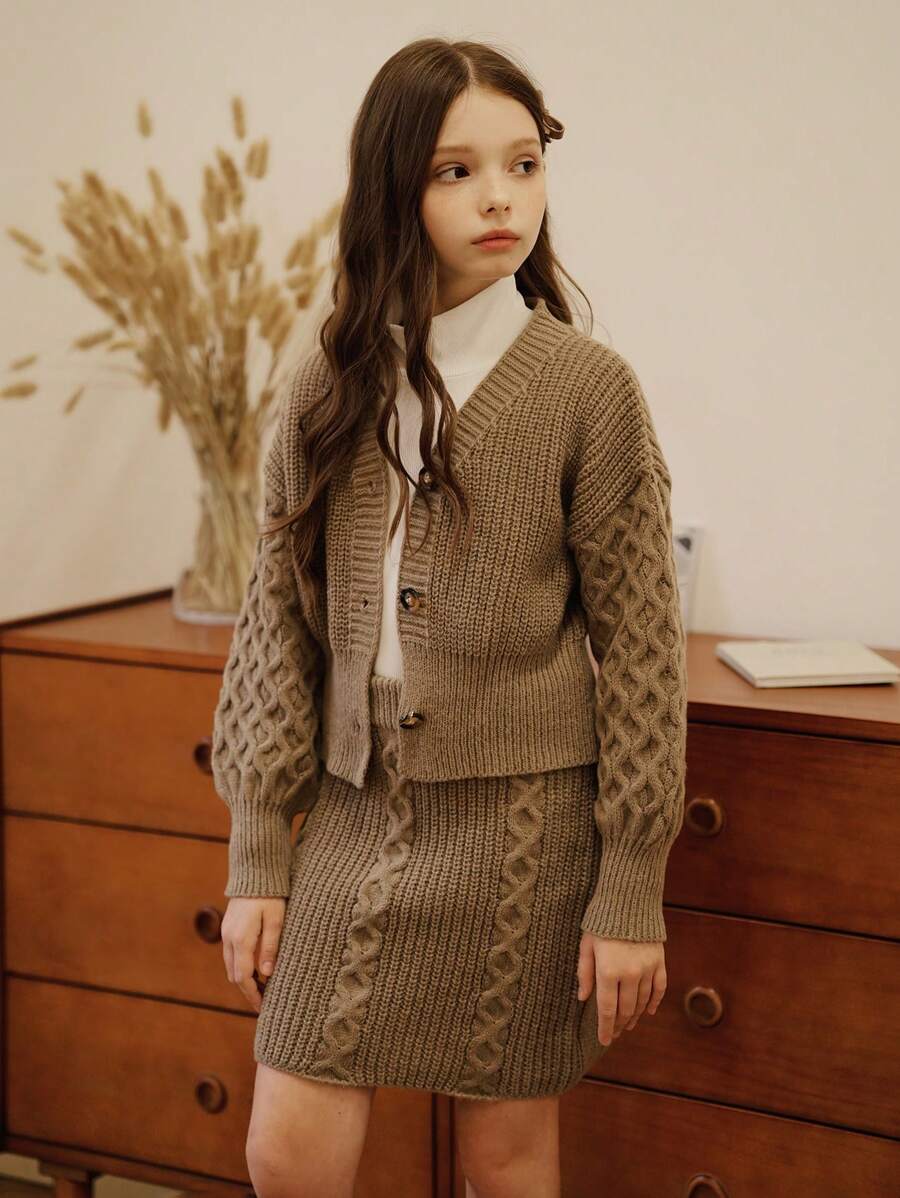 SHEIN Tween 女童秋冬复古罗纹开衫毛衣和罗纹裙套装，驼色蓬松厚 V 领纽扣装，适合派对、休闲外出、购物 - 棕色 - 查看 1