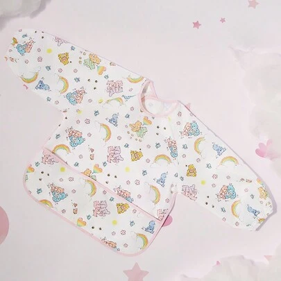 SHEIN X Care Bears Yếm ăn in hình gấu hoạt hình cho bé, tay dài, không thấm nước, chống dầu, chống bẩn, tạp dề cho bé ăn đa năng/áo khoác nghệ thuật