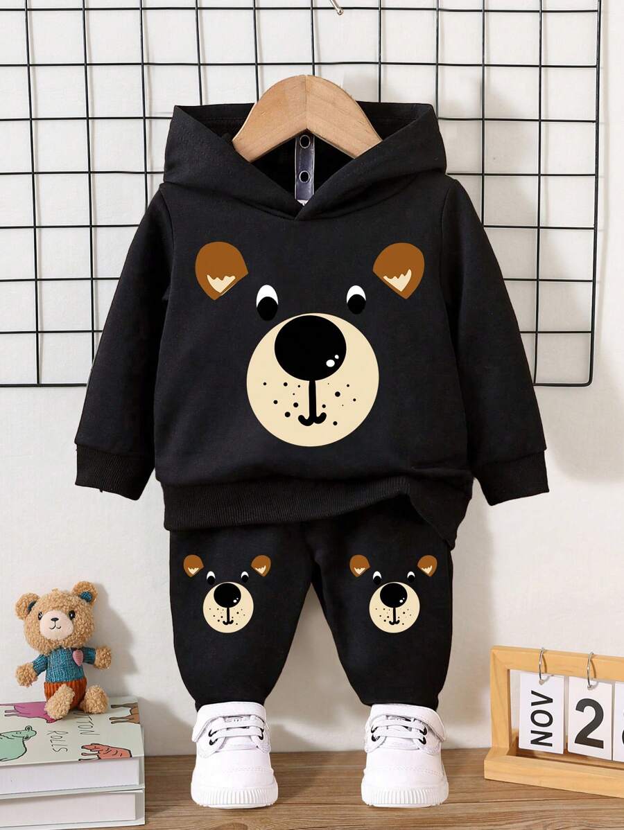 SHEIN 男婴休闲宽松针织连帽衫和裤子套装，带有卡通熊印花，适合秋冬季 - 黑色 - 查看 1