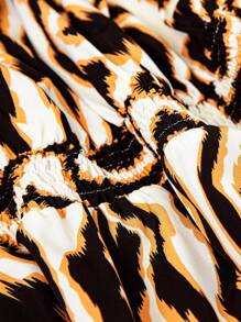 Flirla Áo sơ mi cổ đứng viền cao thấp in hoa cỡ lớn - Nhiều màu - Xem 6