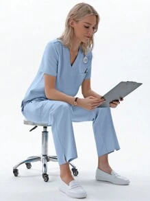 TaskEZ 1 套女士护士制服手术服套装，V 领哑光上衣（带 1 个口袋）+ 背部抽绳弹力哑光裤子（带 4 个口袋） - 淺藍色 - 查看 4