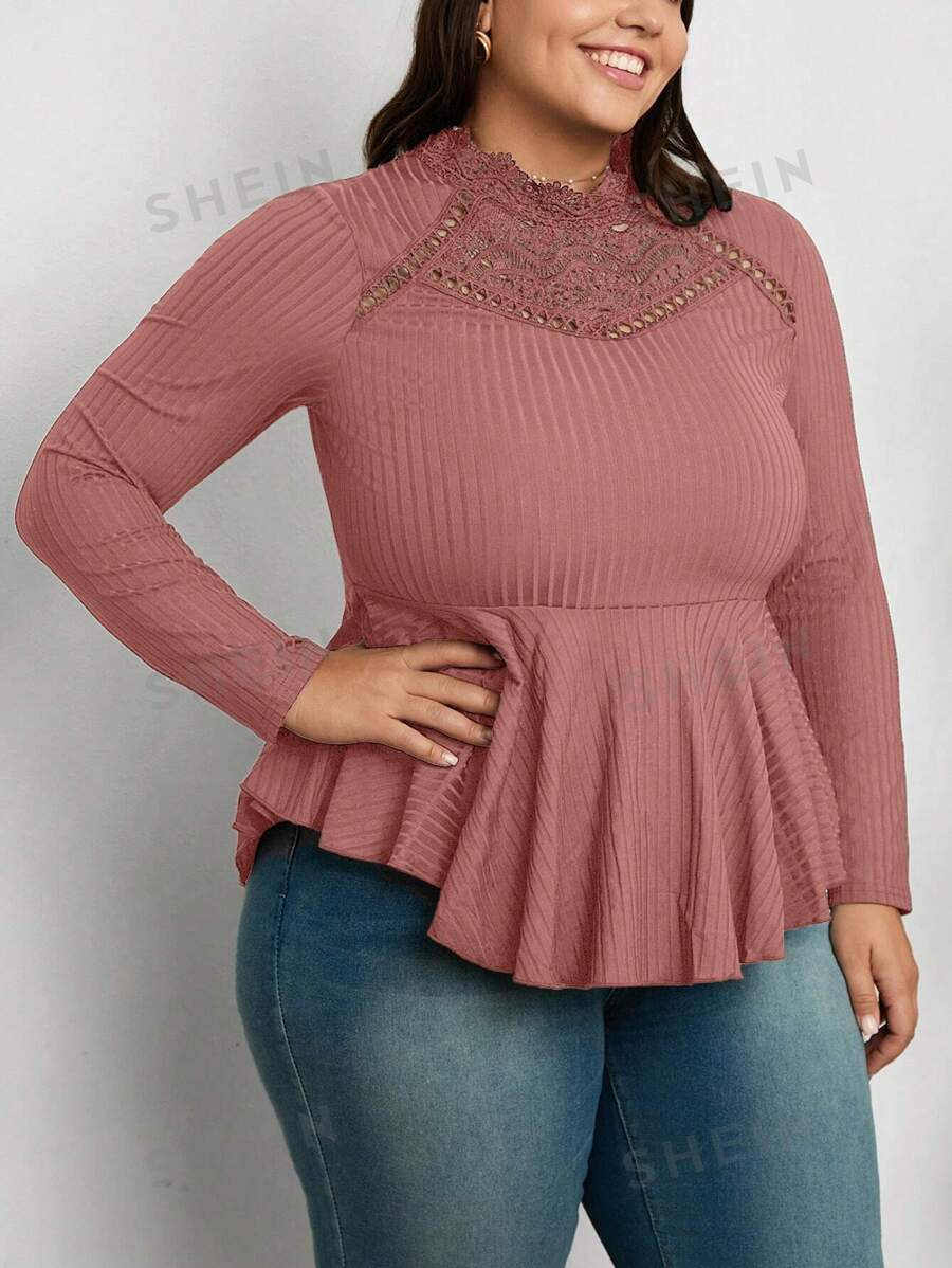 SHEIN Clasi Camiseta de manga larga con cuello alto, contraste de encaje y volantes en el bajo para tallas grandes
