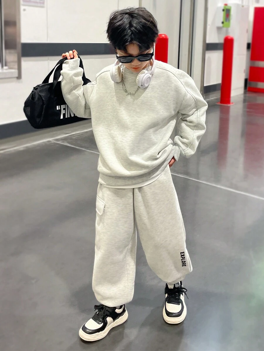 SHEIN 2pcs/Set Tween Boys Casual Korean Style Letter Print Graphic Crew Neck Sweatshirt And Relaxed Fit Solid Color Jogger Pants Set, Thermal Lined, Thickened