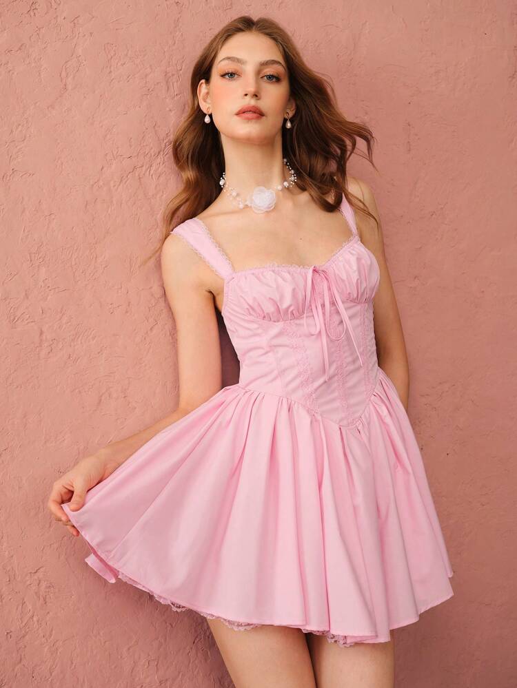 Robe romantique et sexy avec un décolleté carré en dentelle et patchwork