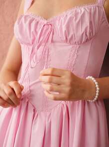 Romantisches, sexy Kleid mit quadratischem Ausschnitt und Spitzen-Patchwork