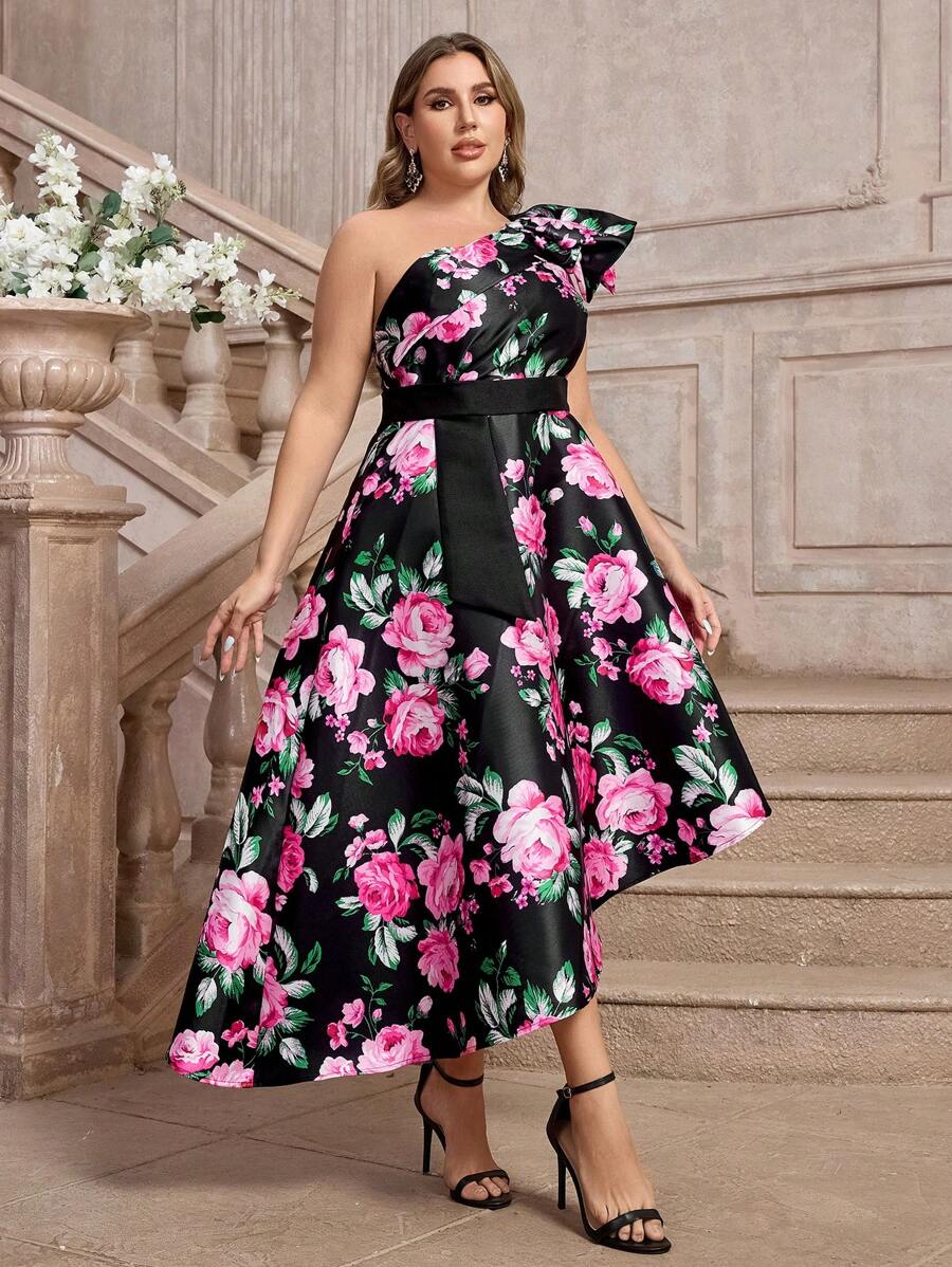 SHEIN Belle Vestido asimétrico de satén con estampado floral de rosa sobre fondo negro para talla grande (bordado pesado), vestido de cóctel semiformal para fiesta de graduación, boda o evento - Multicolor - Ver 1