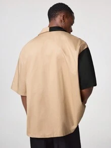 Manfinity NXTstreet 男士纯色拼布衬衫领前纽扣短袖衬衫，休闲日常穿着 - 卡其色 - 查看 2