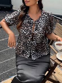 Flirla Blusa Plus Size Feminina de Verão com Estampa de Leopardo, Amarração na Frente e Bainha Franzida de Manga Bufante - Multicolorido - Visão 1