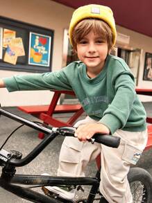 SHEIN 年轻男孩绿色字母印花复古罗纹圆领运动衫，户外室内休闲装