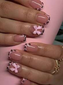 24 Stück kurze quadratische französische Aufklebe-Nägel mit 3D Schleifen Design, Fake Nagel Set, enthält 1 Stück Gelee Kleber und 1 Stück Nagelfeile, einfach zu tragende Acryl Fake Nägel Kunstset für Frauen und Mädchen für den täglichen Gebrauch, Festivals, Partys, Nagelbedarf