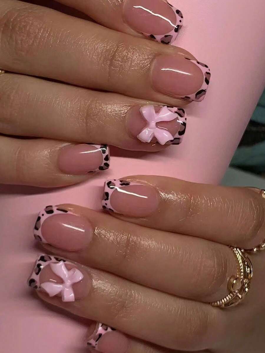 24 Stück kurze quadratische französische Aufklebe-Nägel mit 3D Schleifen Design, Fake Nagel Set, enthält 1 Stück Gelee Kleber und 1 Stück Nagelfeile, einfach zu tragende Acryl Fake Nägel Kunstset für Frauen und Mädchen für den täglichen Gebrauch, Festivals, Partys, Nagelbedarf