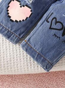 Set mit Rundhalspullover in Kontrastfarbe und Jeanshose mit Buchstabenmuster für Babys (Mädchen)