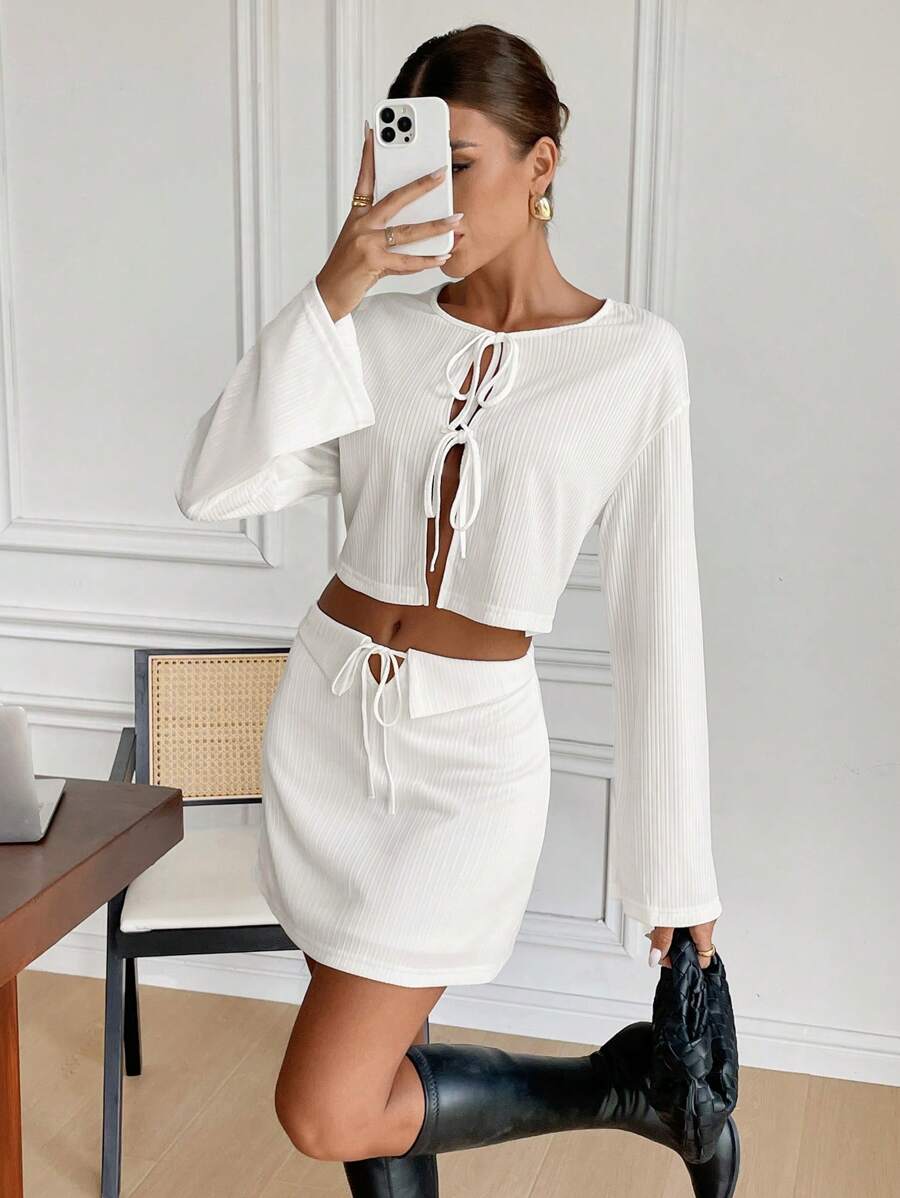 SHEIN Frenchy 2 件套女士休闲纯色长袖上衣和裙子套装，秋季女装，坑条纹罗纹纹理喇叭袖上衣女士服装套装，白色上衣和裙子套装，圆领系带上衣和折叠低腰裙女士秋季套装，女士裙子套装，返校节，优雅秋季女士裙子秋季两件套 - 白色 - 查看 1