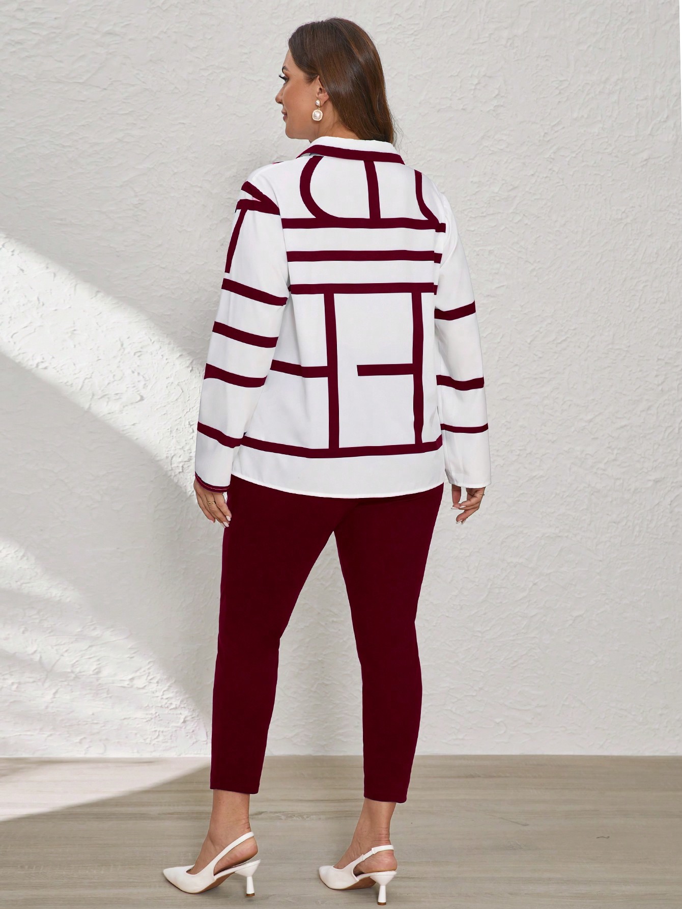 SHEIN Clasi دعوى تنورة وبلوزة بنمط هندسي لارتداء ا...