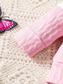 Set mit Rundhalspullover in Kontrastfarbe und Jeanshose mit Buchstabenmuster für Babys (Mädchen)