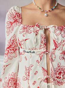 KATHARSIS Frida Kahlo X SHEIN X Designer 商务休闲波西米亚风方领花卉印花系带上衣，节日、感恩节、度假、春夏、外出、节日、办公室 - 紅白色 - 查看 3