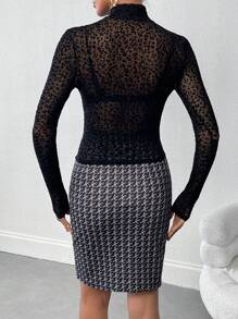 SHEIN Privé Bộ 2 áo thun dài tay họa tiết da báo màu đen cho nữ và chân váy dài đến đầu gối - Nhiều màu - Xem 5