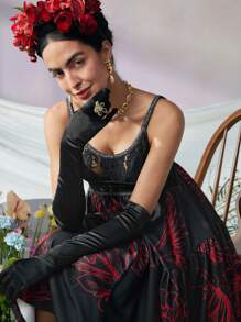 KATHARSIS Frida Kahlo X SHEIN X Designer 对比色蕾丝花卉印花吊带连衣裙，节日、派对、感恩节、生日服装，春夏、节日 - 黑色 - 查看 3