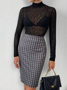 SHEIN Privé Bộ 2 áo thun dài tay họa tiết da báo màu đen cho nữ và chân váy dài đến đầu gối - Nhiều màu - Xem 4