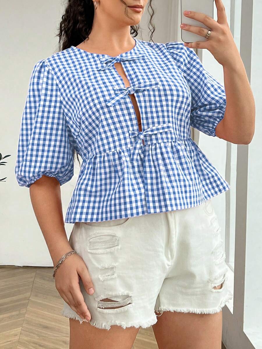 SHEIN EZwear 大码女式格纹印花荷叶边下摆休闲衬衫，配领结，蓝色格子上衣 - 藍色 - 查看 1