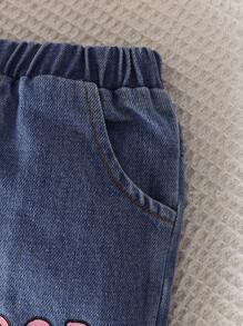 Set mit Rundhalspullover in Kontrastfarbe und Jeanshose mit Buchstabenmuster für Babys (Mädchen)