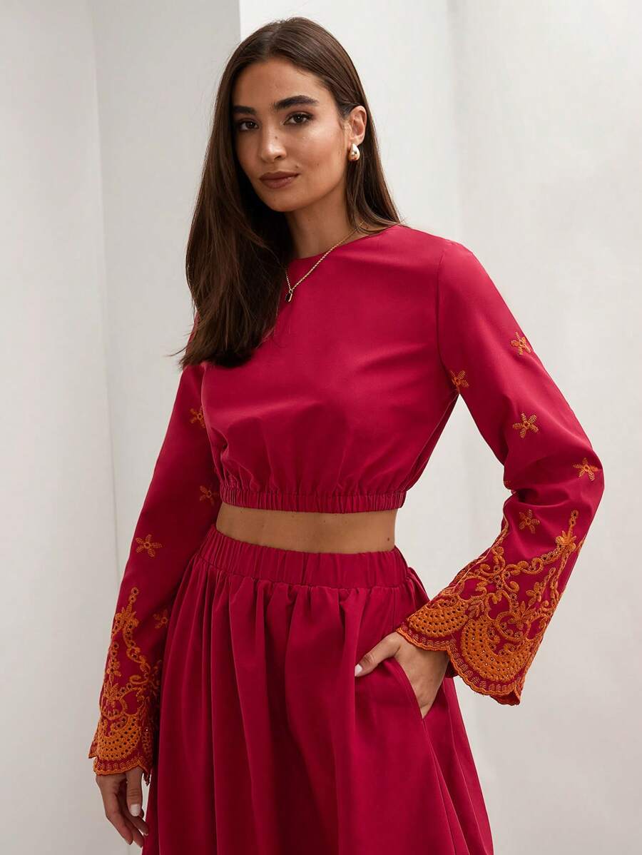 COSMINA Áo crop top cổ tròn dài tay nữ có viền thêu nút phía sau - Nhiều màu - Xem 1