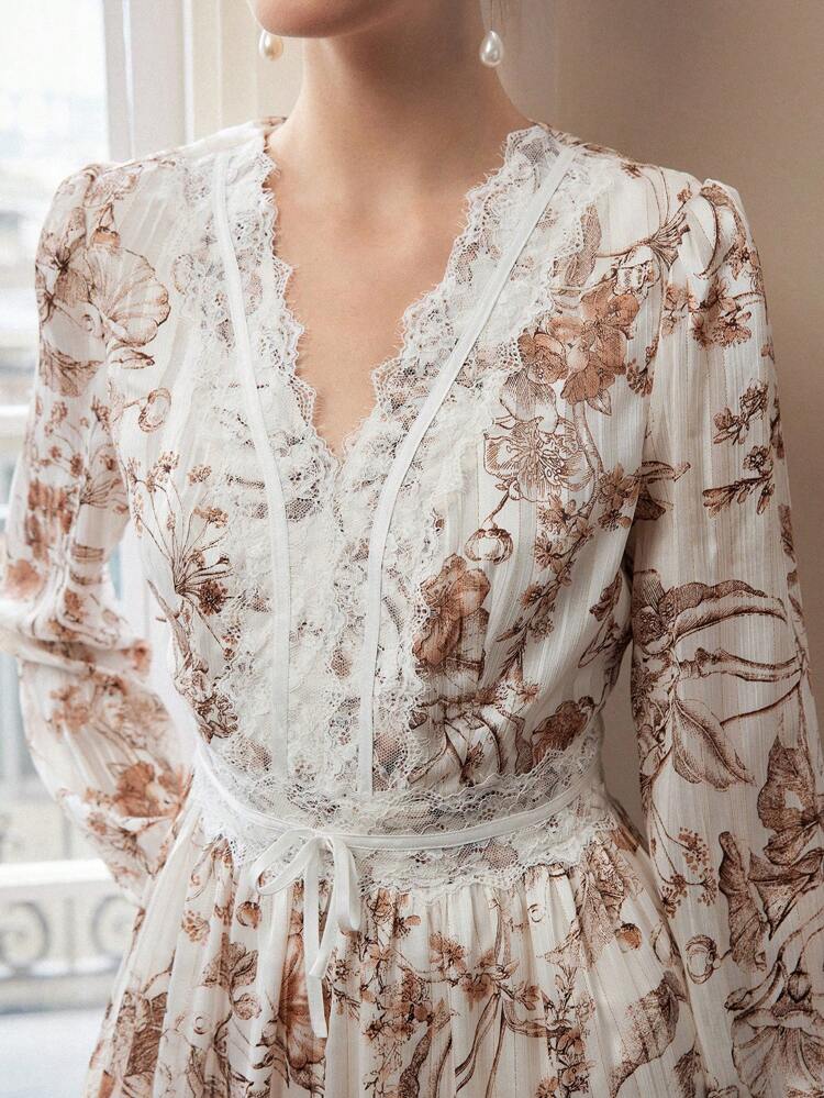 VESTIDO LONGO COM MANGA LANTERNA, DECOTE EM V, DETALHE EM RENDA E ESTAMPA FLORAL TOTAL
