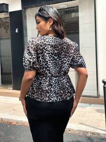 Flirla Blusa Plus Size Feminina de Verão com Estampa de Leopardo, Amarração na Frente e Bainha Franzida de Manga Bufante - Multicolorido - Visão 4