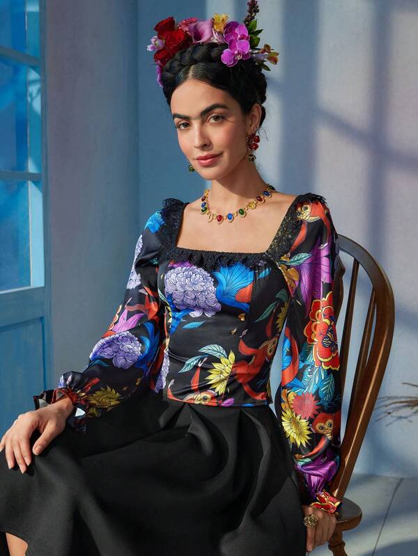 Frida Kahlo X SHEIN Blusa con cuello cuadrado, mangas acampanadas y panel de encaje con estampado floral para mujer