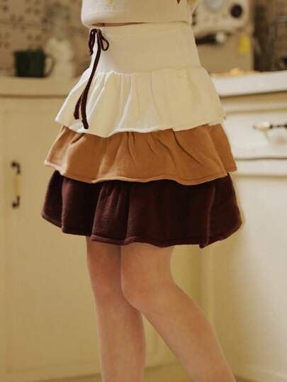 Tween Girls Sweet And Adorable Colorblock Cake Skirt Showcases Youthful Vitality And Playful Style. The Cake Skirt Design Is Sweet And Cute, With Flowing Lines That Exude An Elegant Charm. The Colorblock Design Adds A Fashionable Touch And Showcases Personal Taste. The Voluminous Skirt Hem Is Rich And Dynamic, Displaying The Energy Of A Tween Girl. Suitable For Outings And Gatherings, Allowing Tween Girls To Emanate Youthful Vitality. This Colorblock Cake Skirt Is Not Only Suitable For Various Occasions, But Also Brings A Sweet And Lively Wearing Experience For Tween Girls, Allowing Them To Fully Showcase Their Charming Style At Outings And Gatherings.