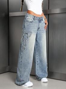 SHEIN ICON Jeans de pierna recta con lavado, mosca con botones frontales, bolsillos múltiples, bordado de moño - Azul lavado medio - Ver 2