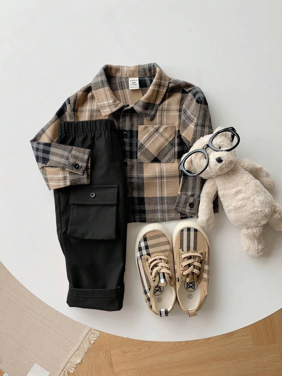 SHEIN 2 件套幼儿格子翻领长袖衬衫和休闲裤套装，男婴服装 - 黑色 - 查看 1