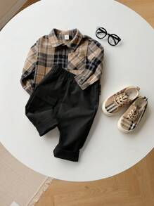 SHEIN 2 件套幼儿格子翻领长袖衬衫和休闲裤套装，男婴服装 - 黑色 - 查看 4