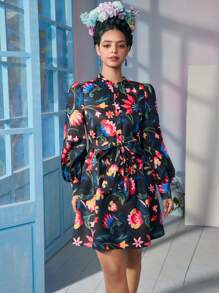 Caterine Sanchez Frida Kahlo X SHEIN X Designer 波西米亚风花卉印花荷叶边立领灯笼袖短裙配腰带，节日，派对，感恩节，度假，春季，节日 - 彩色 - 查看 8