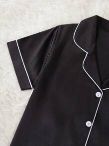 LuxeNights Set de pijama con top de manga corta y pantalones largos de satén con bordado de corazón, 2 piezas - Negro - Ver 4