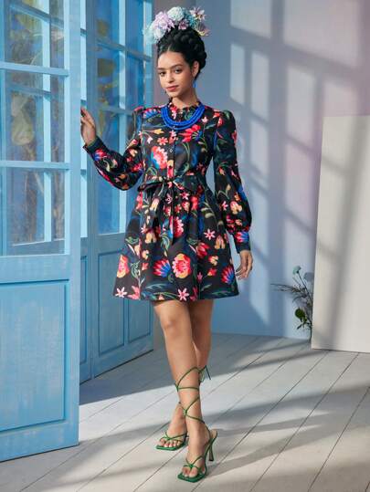 Caterine Sanchez Frida Kahlo X SHEIN X Designer Robe courte avec col montant froncé, manches lanternes, imprimé floral boho bohème, avec ceinture. Idéal pour les vacances, les fêtes, Thanksgiving, les festivals printaniers