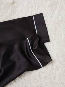 LuxeNights Set de pijama con top de manga corta y pantalones largos de satén con bordado de corazón, 2 piezas - Negro - Ver 3